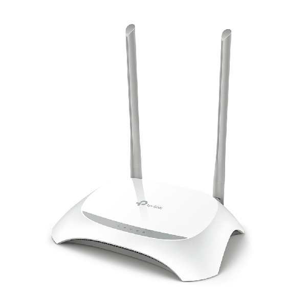 Enrutador TP-Link blanco con dos antenas grises, sobre una superficie blanca, vista en ángulo.