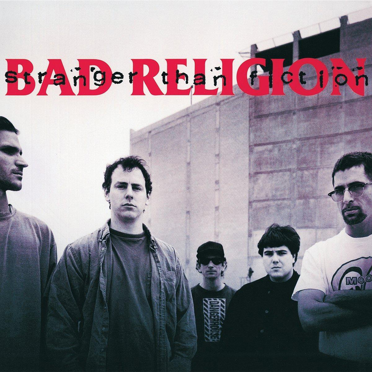 Albumcover für Bad Religions 'Stranger Than Fiction', Bandmitglieder vor einem Gebäude.