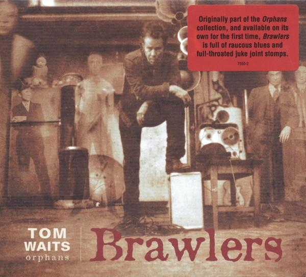 Tom Waits Albumcover. Mann steht in einem Raum. Das Wort Brawlers in roten Buchstaben.