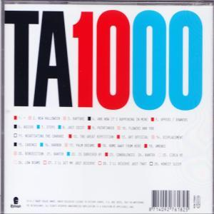 Rückseite der CD-Hülle mit Text in Rot, Blau und Schwarz auf Weiß.