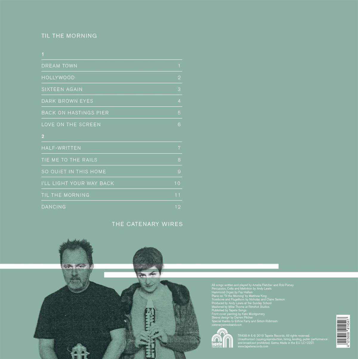 Zwei Männer vor einer Titelliste, mit dem Bandnamen "The Catenary Wires".