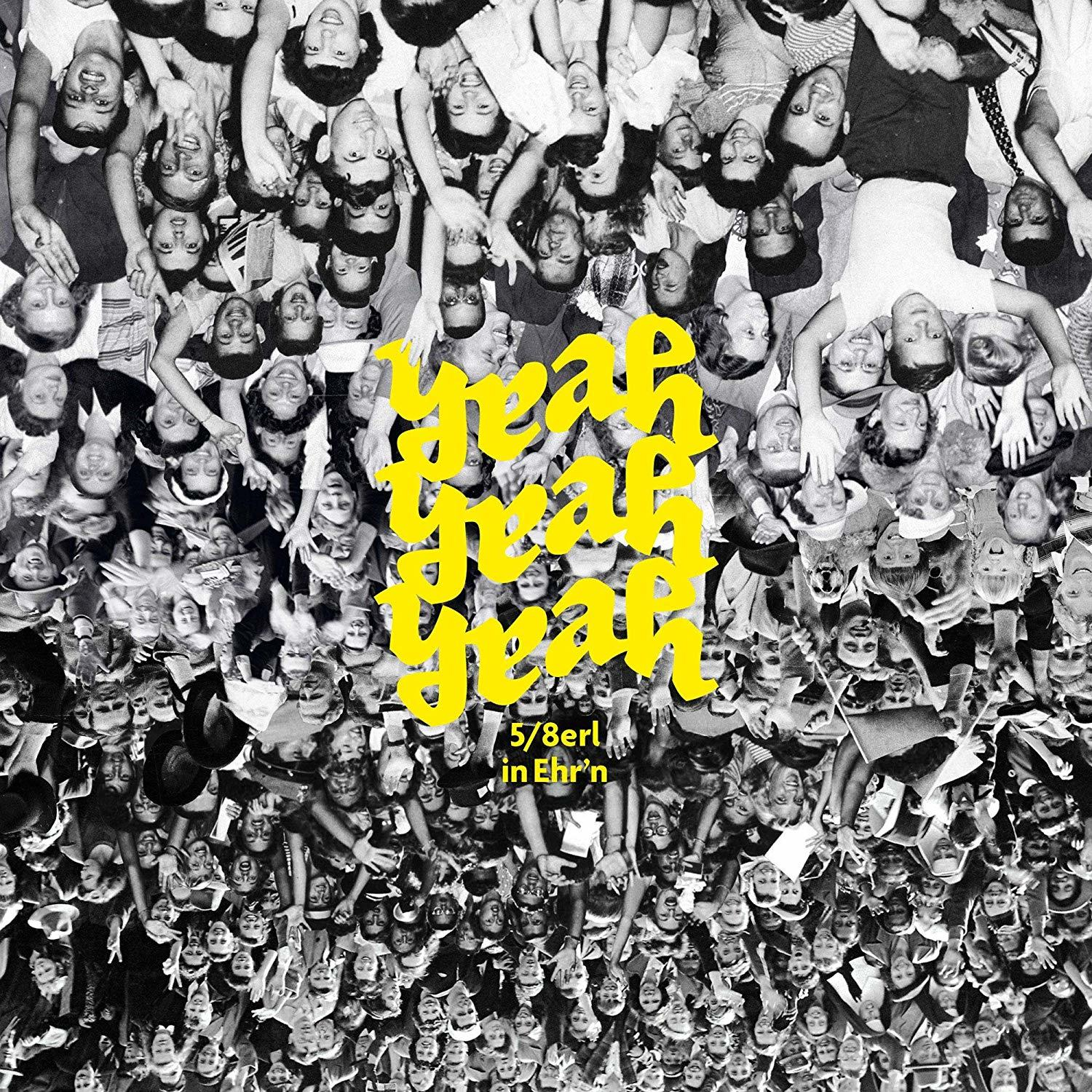 Überfüllte Menge von Menschen, die "Yeah Yeah Yeah" rufen. Schwarz-weiß.