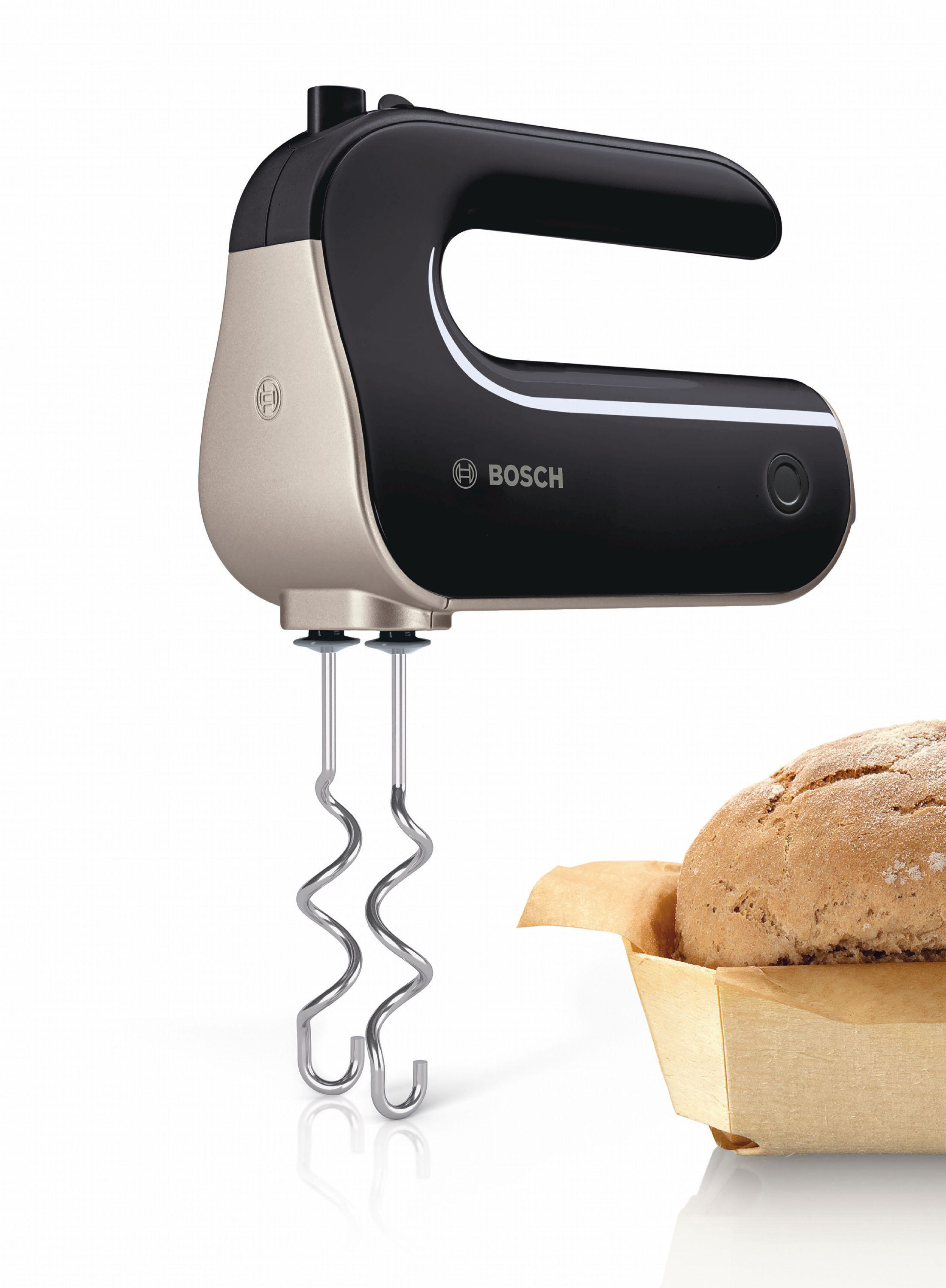 Ein schwarzer und cremefarbener Handmixer mit Aufsätzen und Brot.