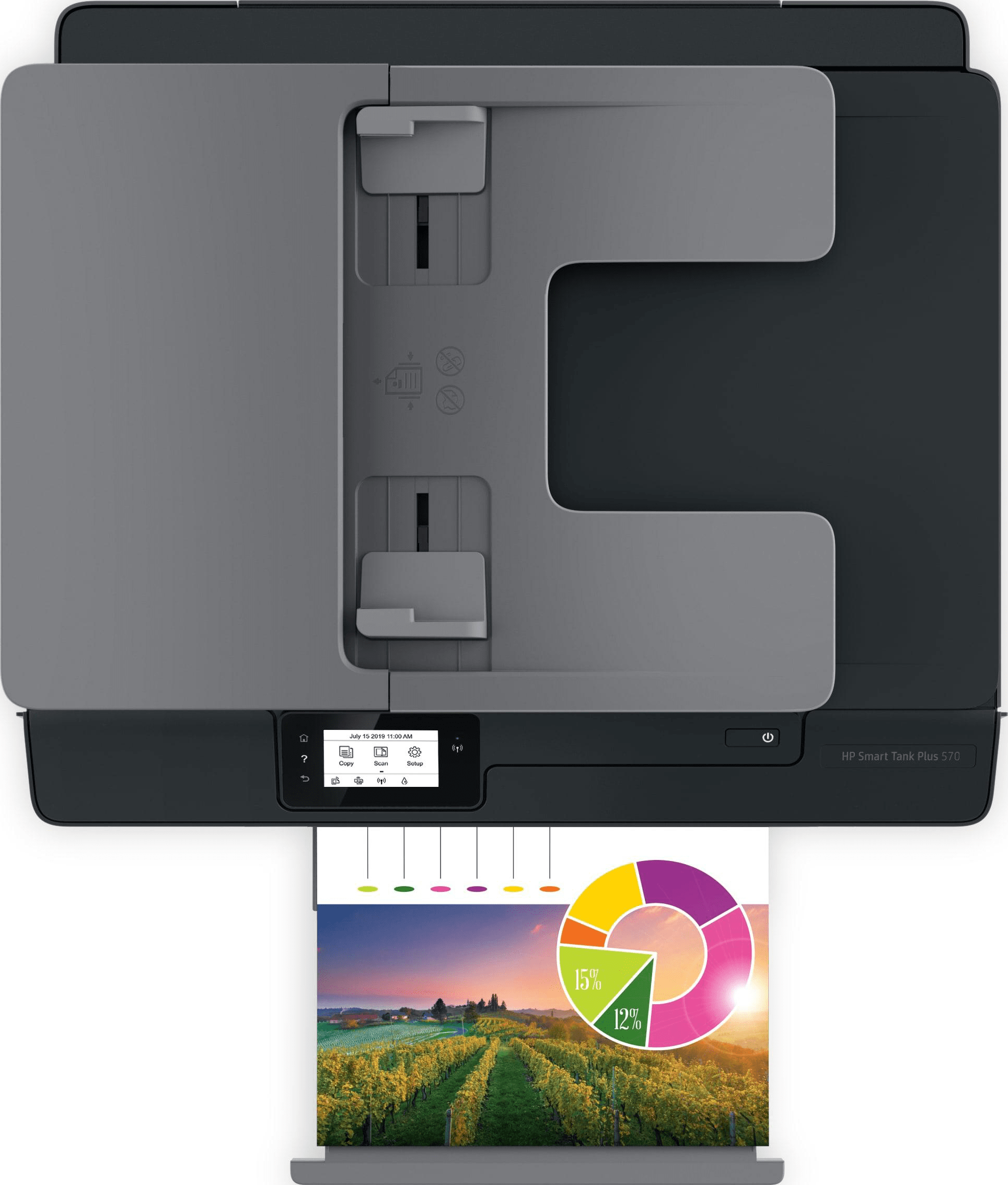 Draufsicht auf den HP Smart Tank Plus 570 Drucker, der ein Kreisdiagramm über einem Weinbergsonnenuntergang druckt.