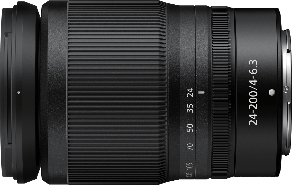 Un objectif d'appareil photo Nikon noir avec des distances focales marquées.