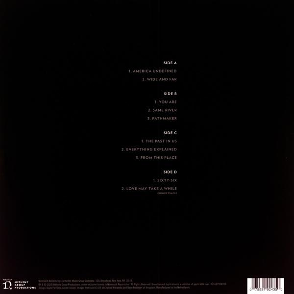 Disque vinyle noir avec listes de titres. Les listes sont à gauche et à droite. La face A a 4 titres.