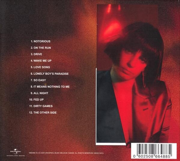 Cd-hoes met een vrouw in het rood. Tekst en tracklist.