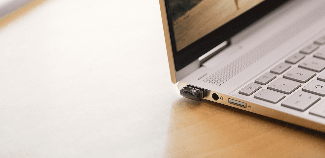 Ordinateur portable avec clé USB branchée.