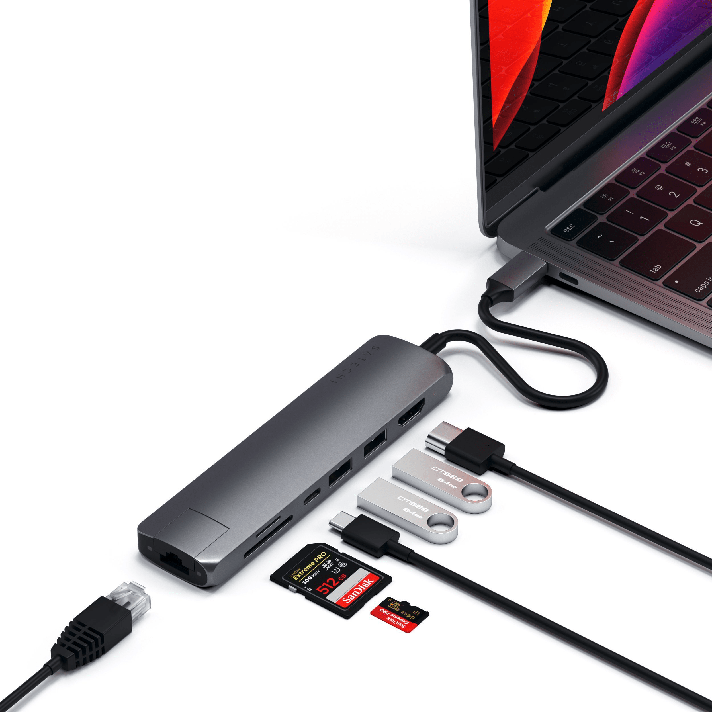 Laptop, verbunden mit einem Hub mit USB-Laufwerken, SD-Karten und einem Ethernet-Kabel.