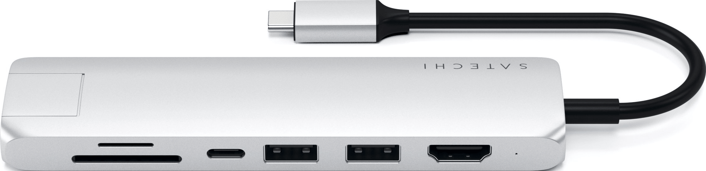 Silberner Satechi Hub mit mehreren Anschlüssen: SD, USB-C, USB, HDMI. Schwarzes Kabel und USB-C-Stecker.