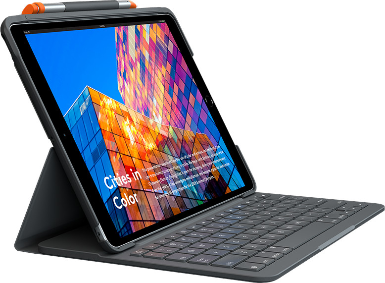 Un iPad dans un étui avec un clavier et un stylet.