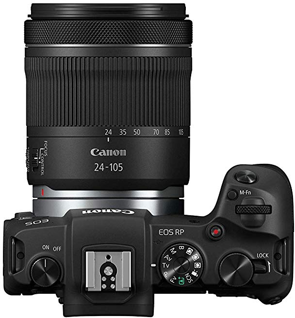 Eine Canon-Kamera mit Objektiv von oben gesehen, auf weißem Grund.