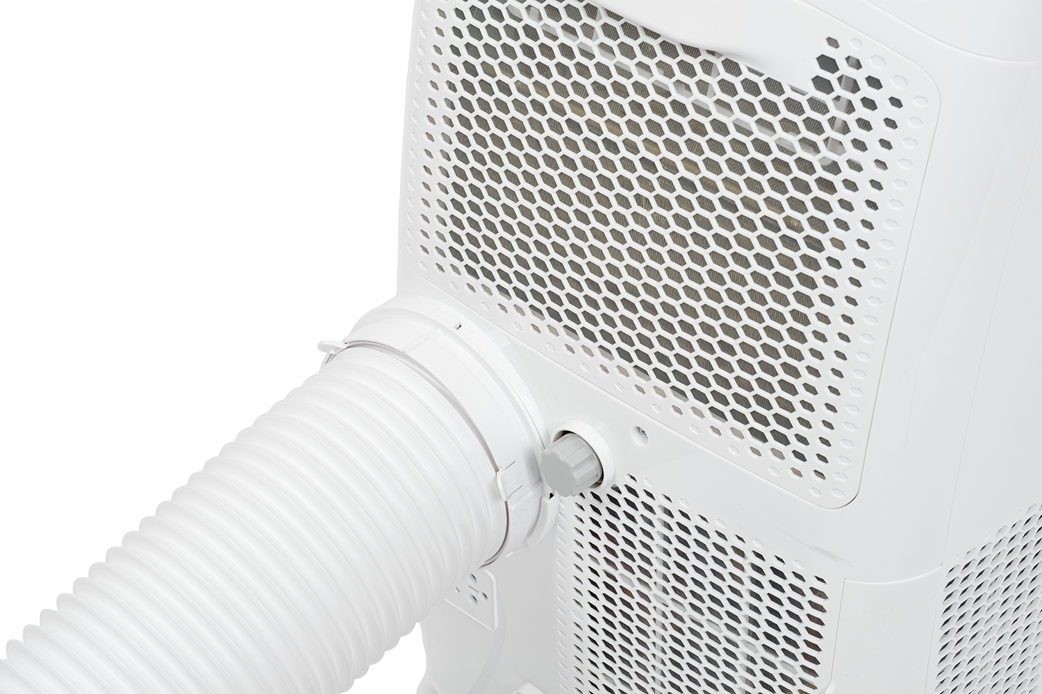 Close-up van de uitlaatslang aangesloten op een witte draagbare airconditioner. Witte buis en grijze connector.