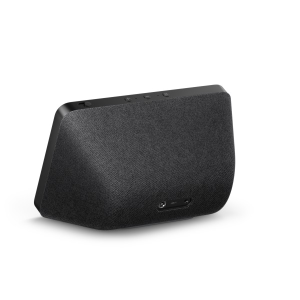 Altavoz inteligente negro con frente cubierto de tela, ligeramente inclinado hacia un lado, mostrando su parte posterior.