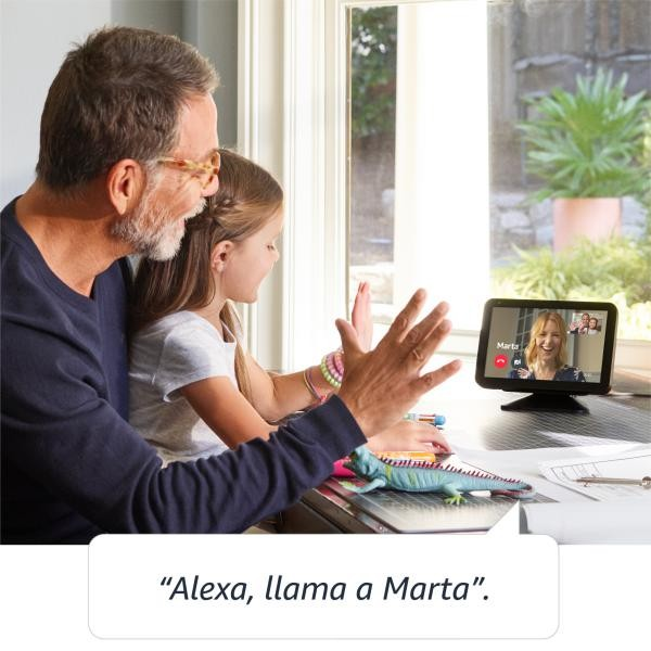 Un padre e hija hacen videollamada con Alexa en una pantalla inteligente.