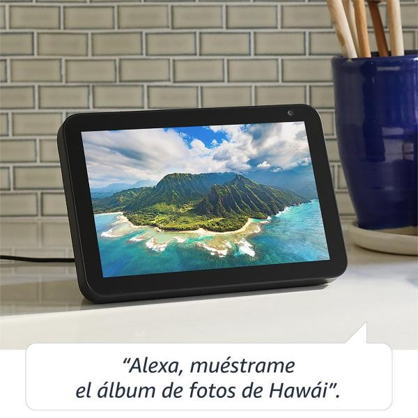 Un Amazon Echo Show negro que muestra un paisaje hawaiano.