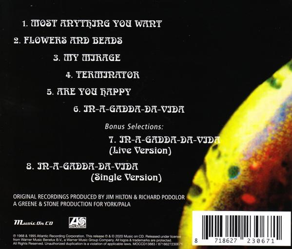 Achterkant van een cd-hoesje met songtitels en een cd.