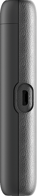 Vue latérale d'une coque de smartphone noire avec une texture simili cuir, montrant le port de chargement.