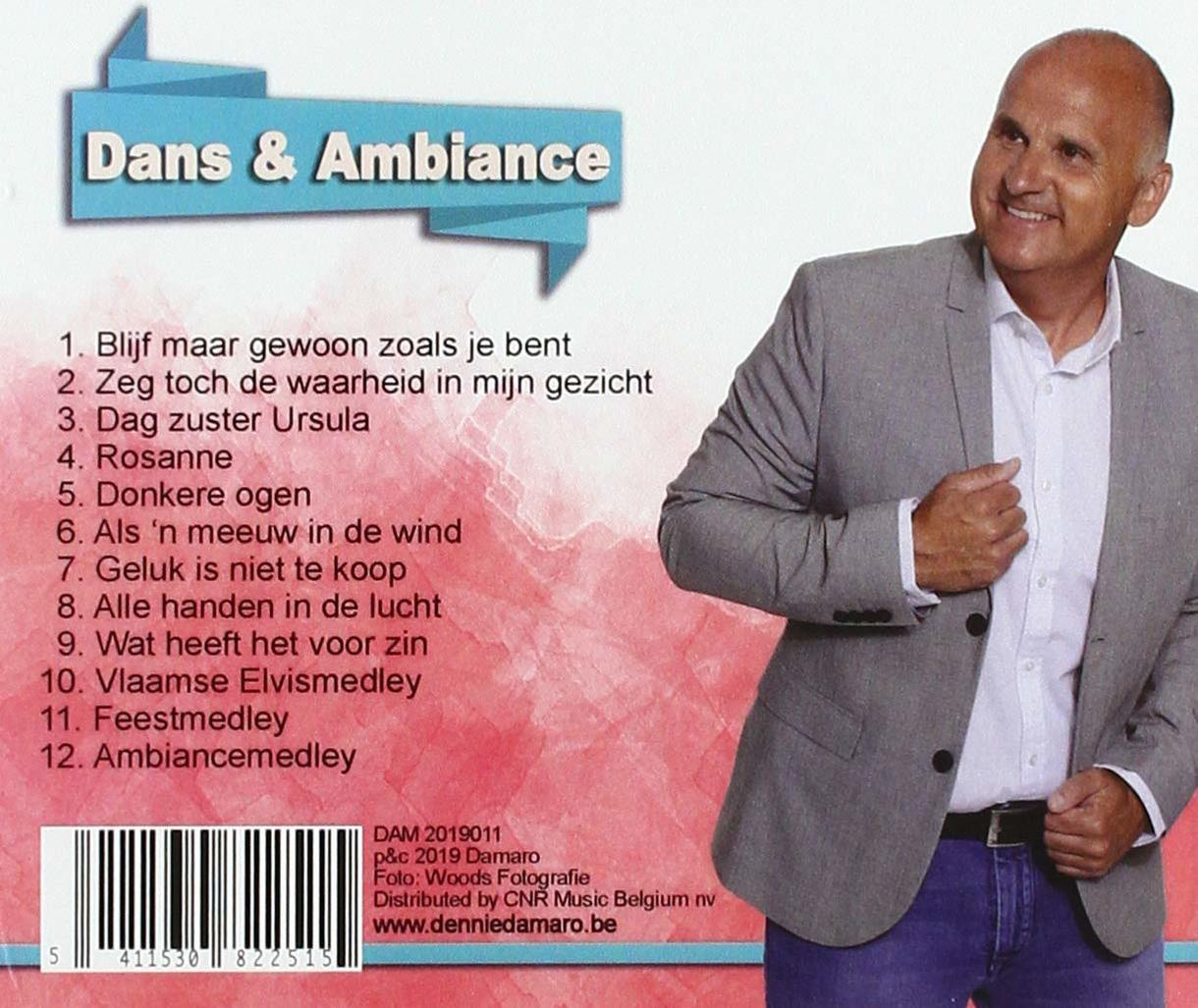 Een man in een pak lacht, met een blauwe en turquoise achtergrond.
