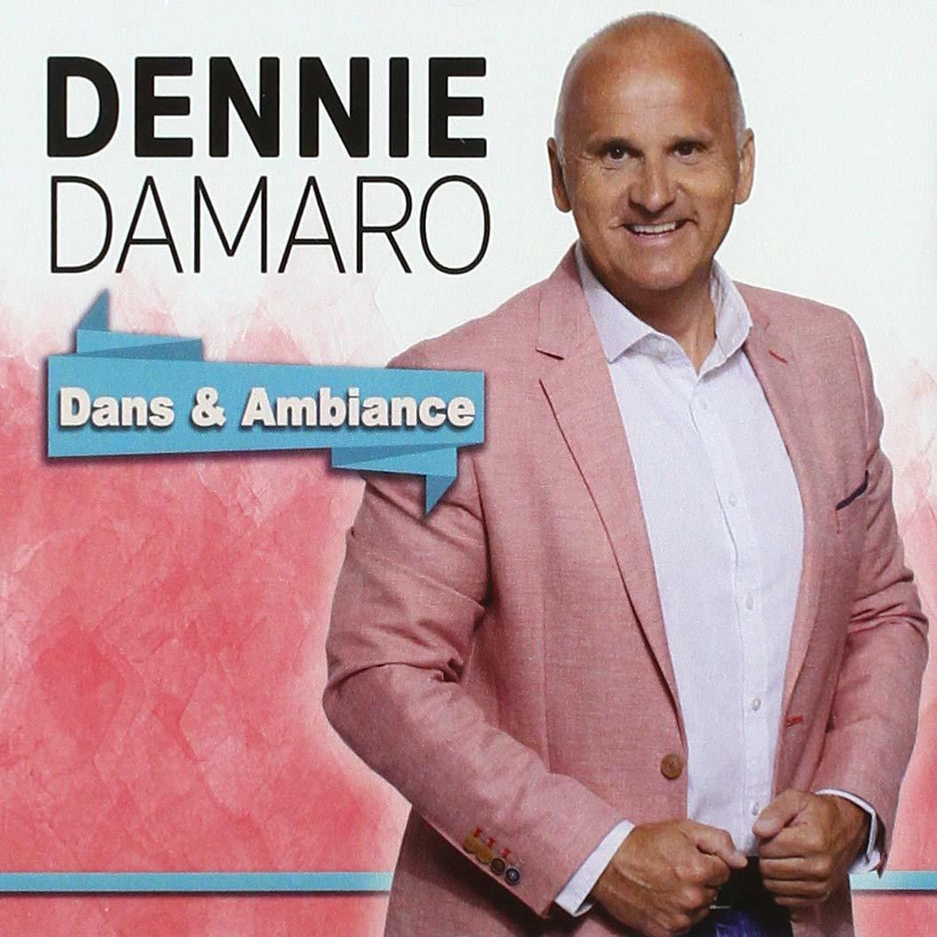 Man in roze jas lacht. Tekst luidt 'Dennie Damaro' en 'Dans & Ambiance' op roze achtergrond.