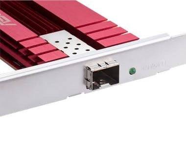 Aletas rojas disipadoras en un adaptador de red plateado con un solo puerto.
