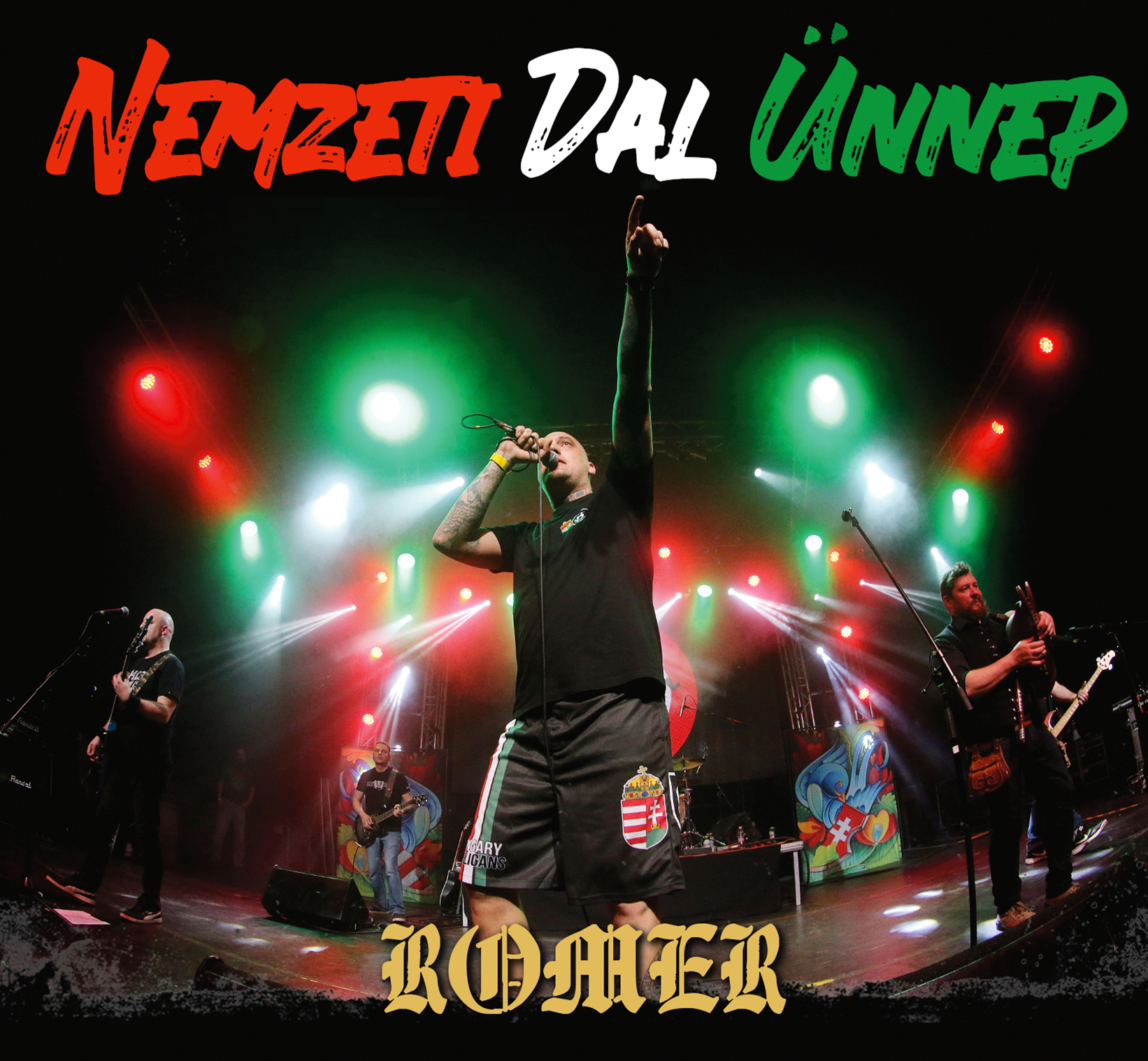Koncert fotó, zenekar a színpadon, énekes mikrofonnal, közönségfények, cím: Nemzeti Dal Ünnep.