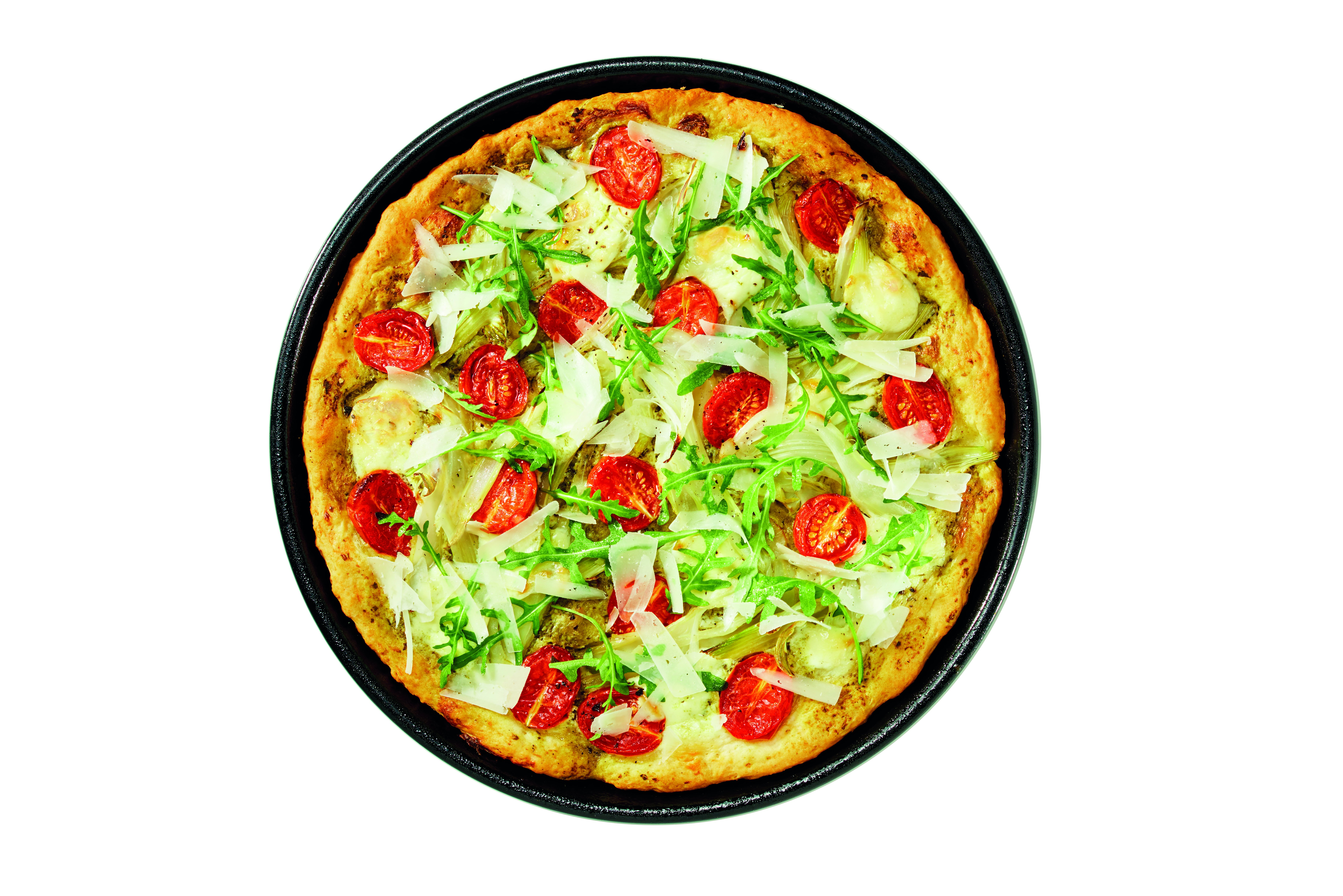 Pizza auf einer schwarzen Pfanne, belegt mit roten Tomaten, Käse und grünen Blättern, freigestellt.