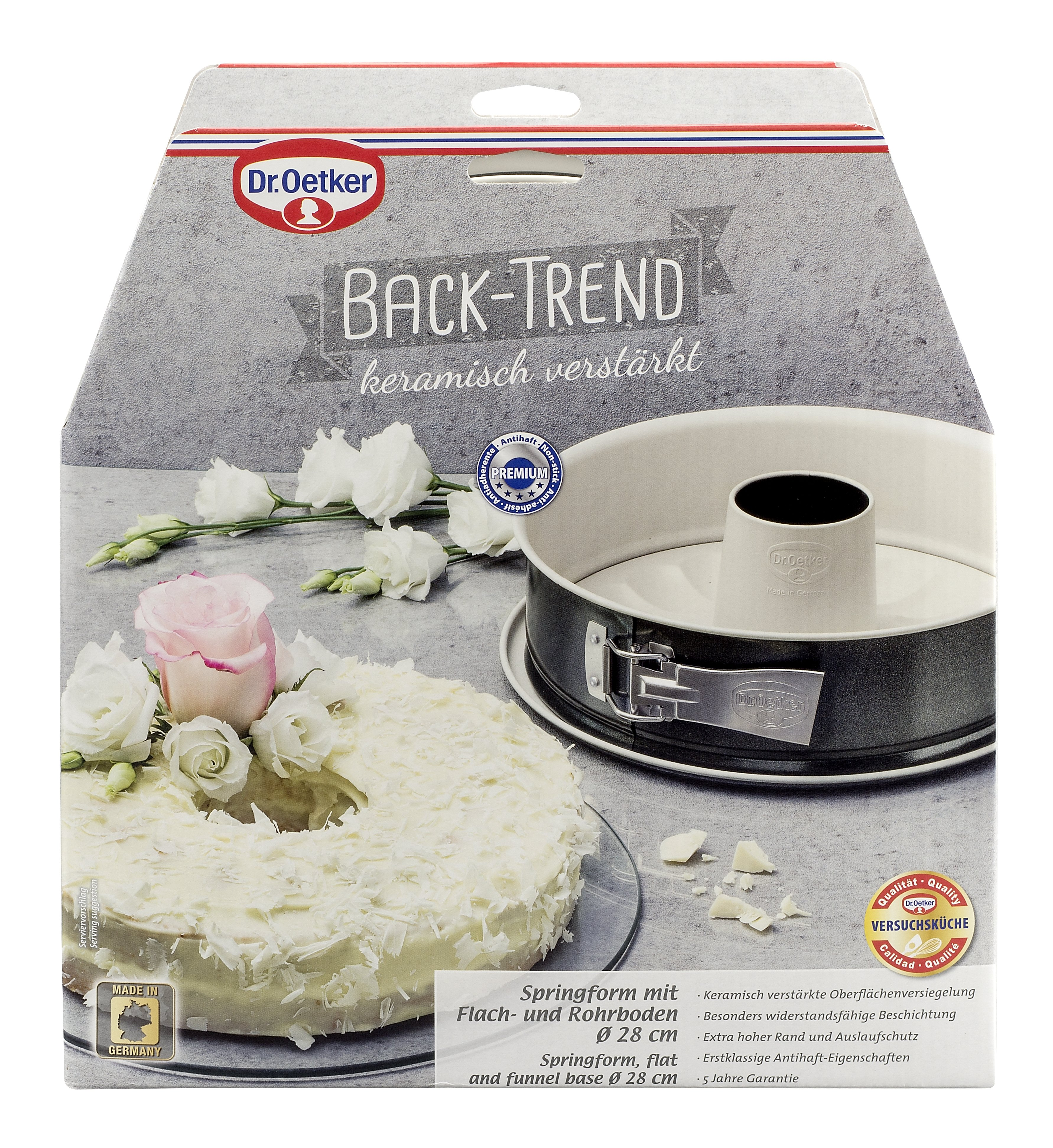 Kuchen in einer Springform mit dekorativem Blumenarrangement.