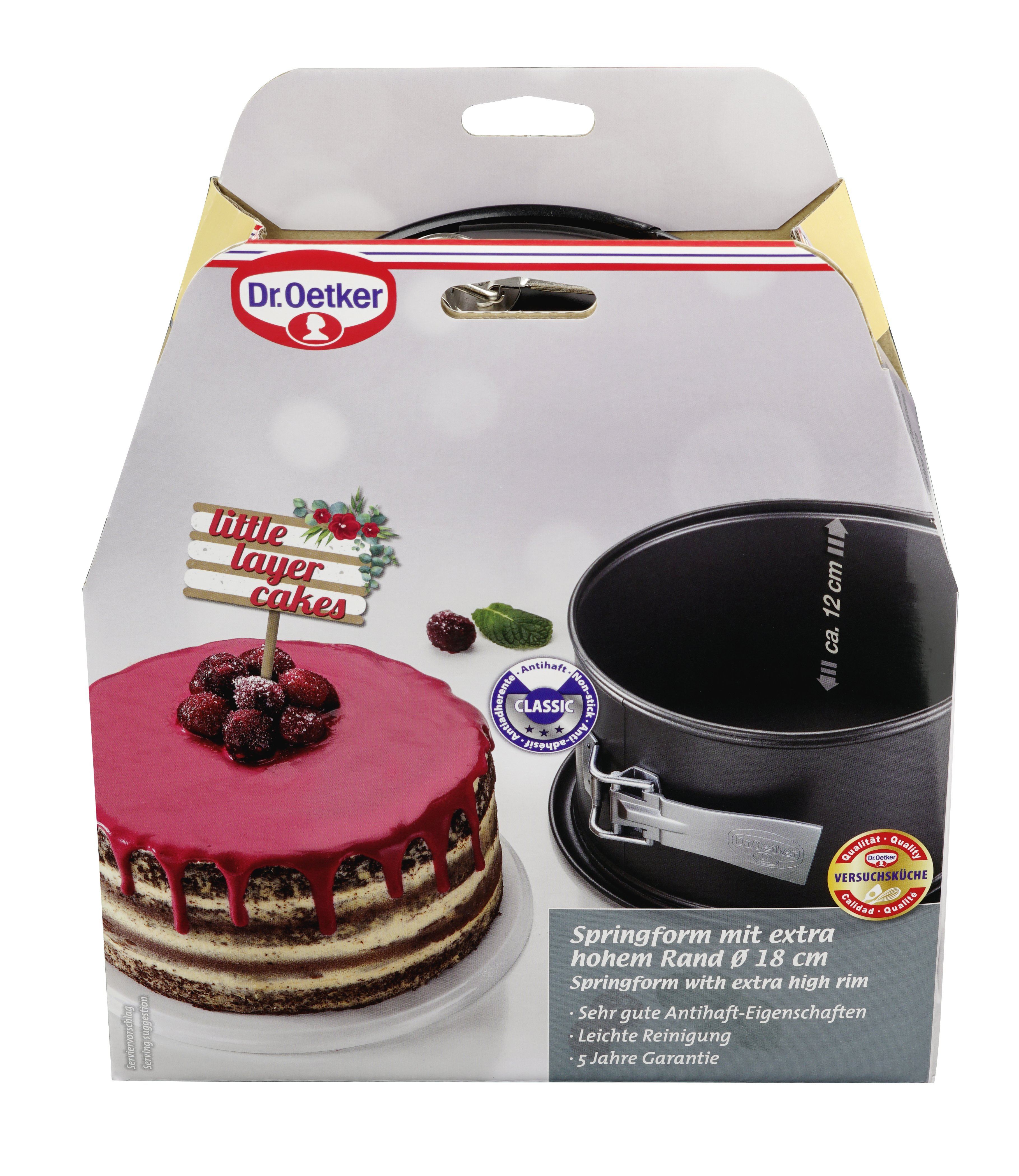 Kuchen in einer schwarzen Springform, auf einer Box mit Dr. Oetker-Branding.