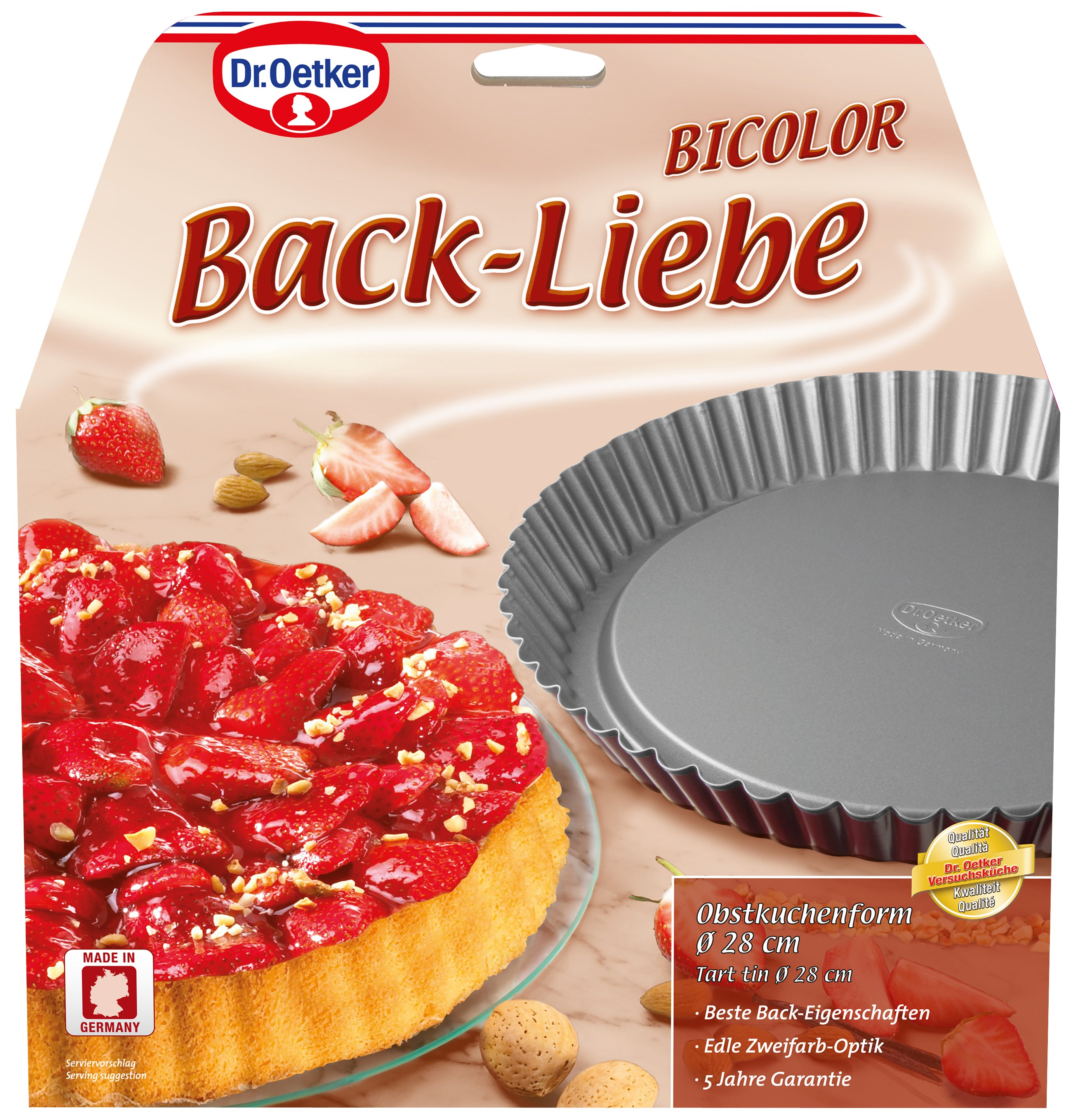Zweifarbiger Erdbeerkuchen in einer Backform. Die Pfanne und die Zutaten sind sichtbar.