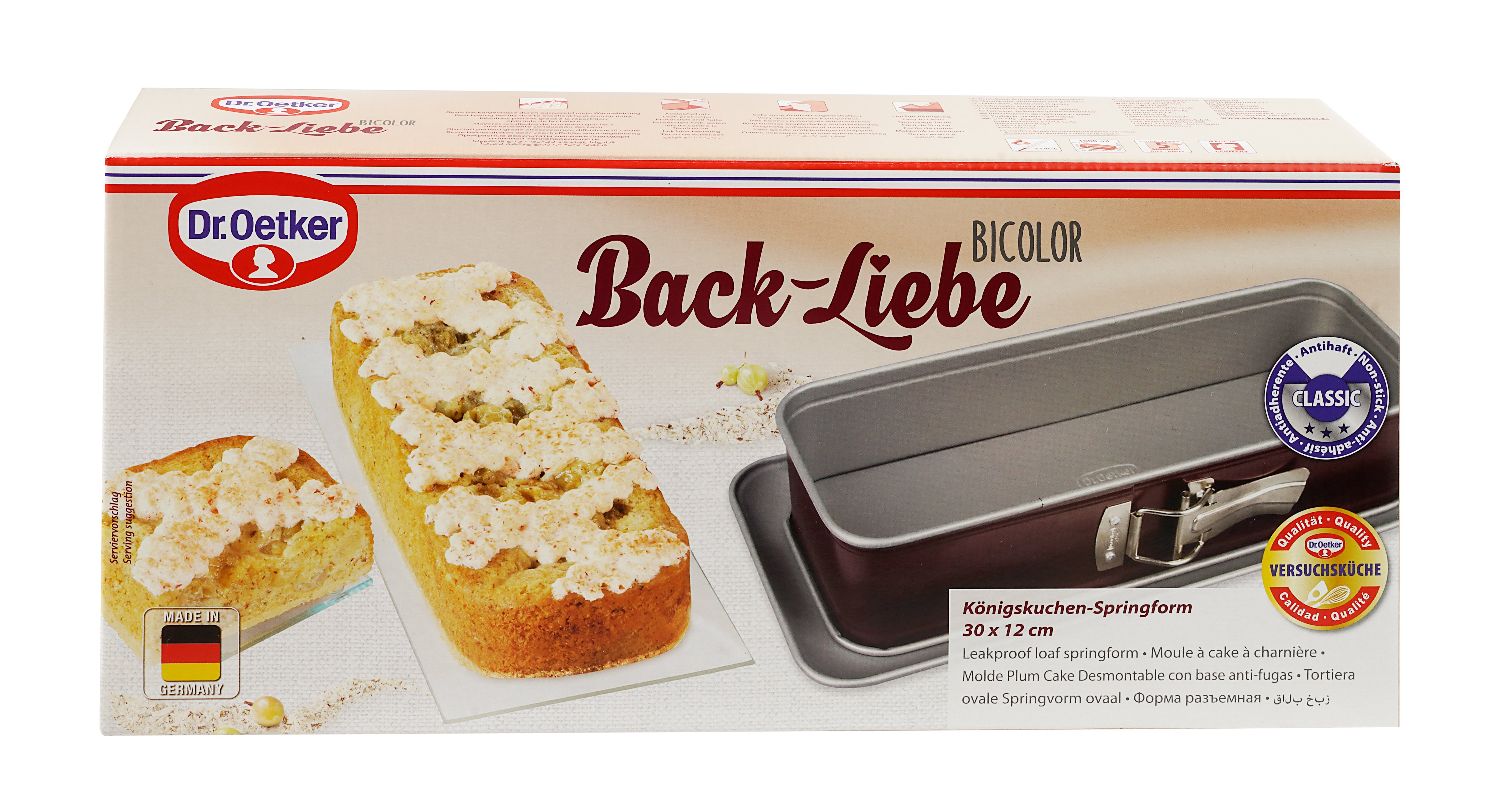Ein Backset-Karton mit einem Kuchen darin und einer Backform. Die Box hat den Markennamen Dr. Oetker.