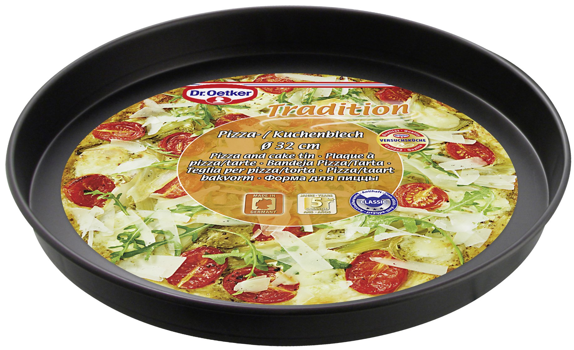 Eine schwarze Pizzapfanne mit Pizza. Die Pizza hat Tomaten, Käse und andere Zutaten. Die Verpackung ist sichtbar.