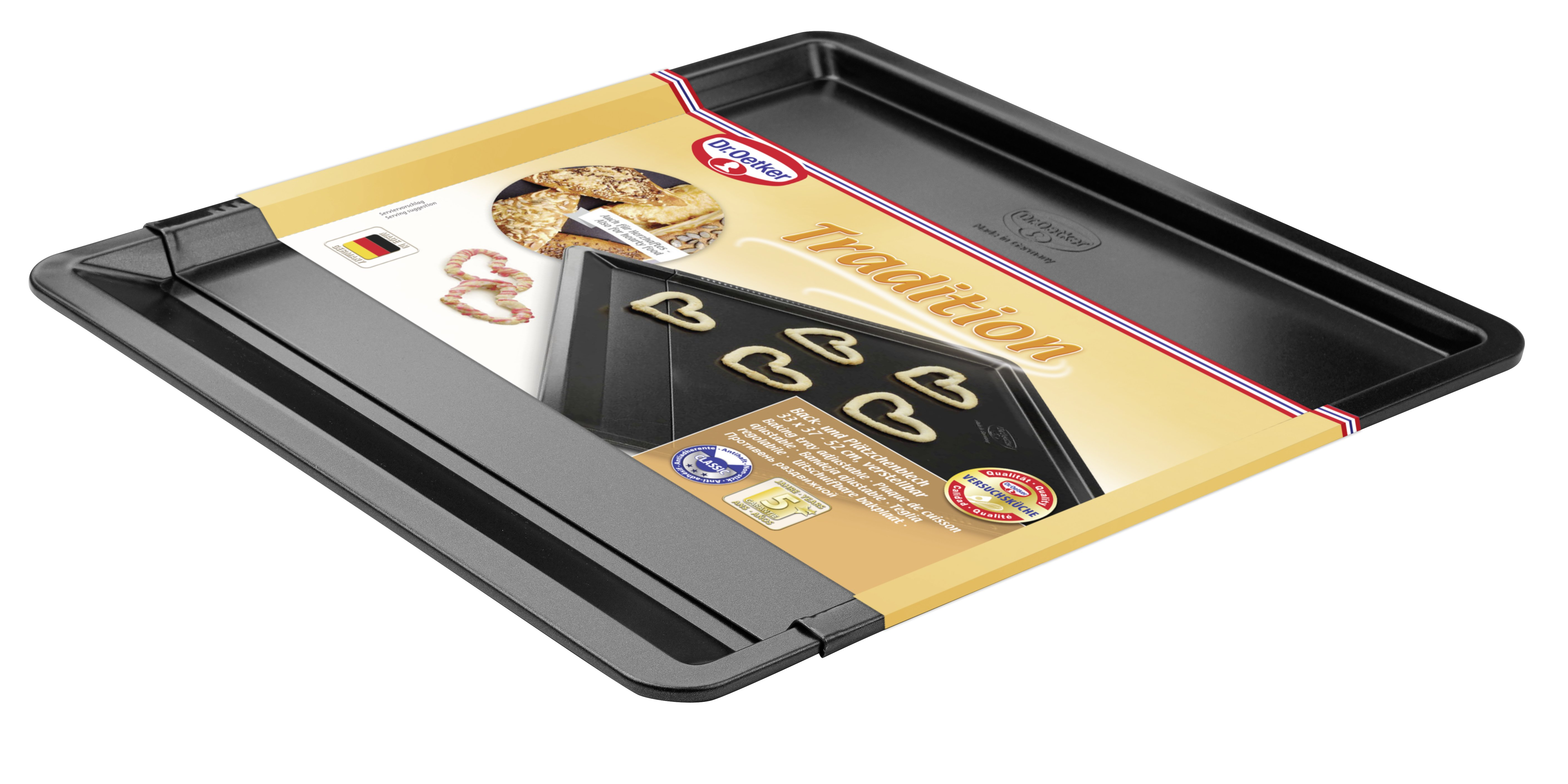 Schwarzes rechteckiges Backblech mit Dr. Oetker-Etikett. Auf der Verpackung ist ein Keksblech zu sehen.