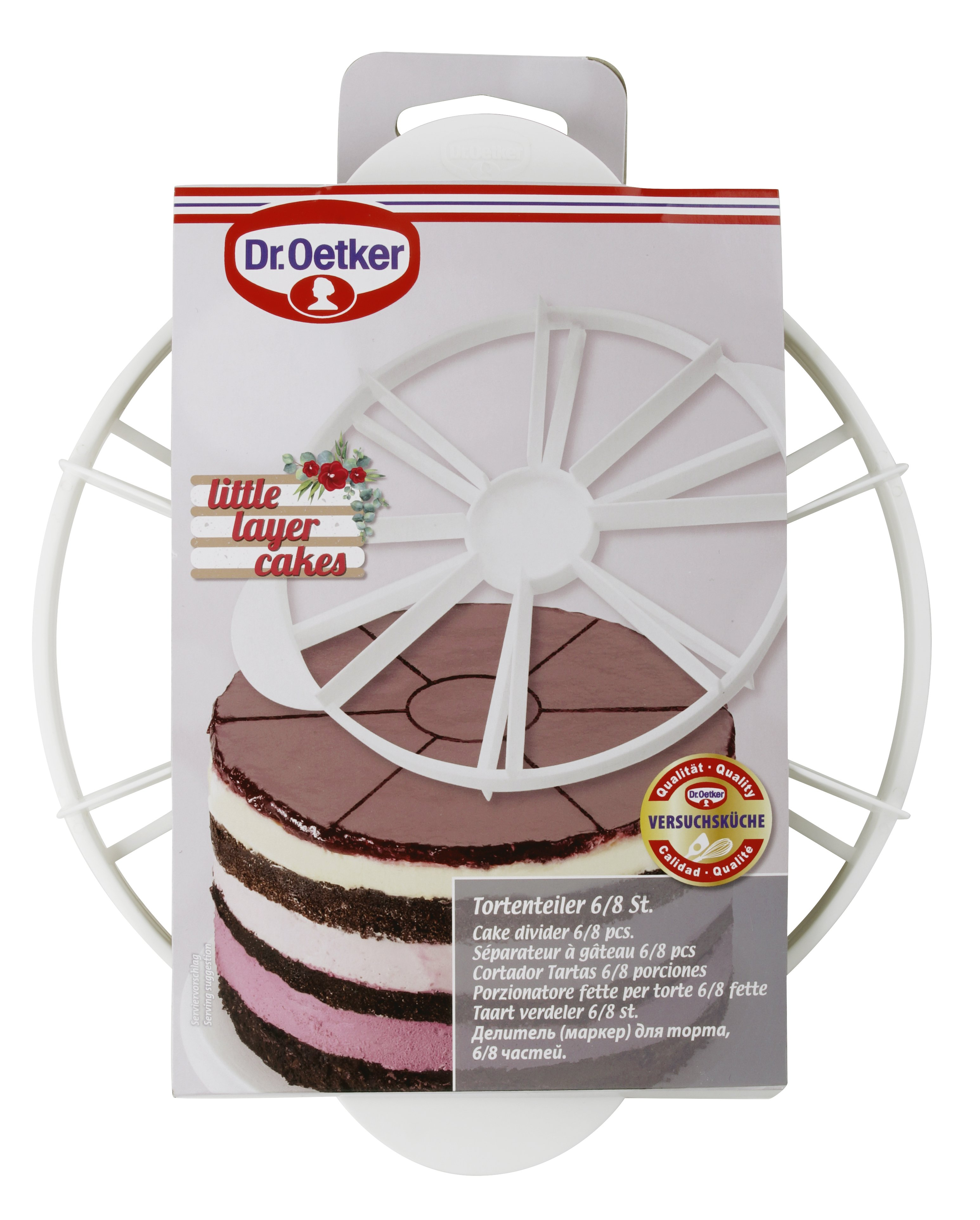 Weißer Tortenteiler über einem geschichteten Kuchen, mit einer Schachtel, die einen Kuchen zeigt. Der Hintergrund ist weiß.