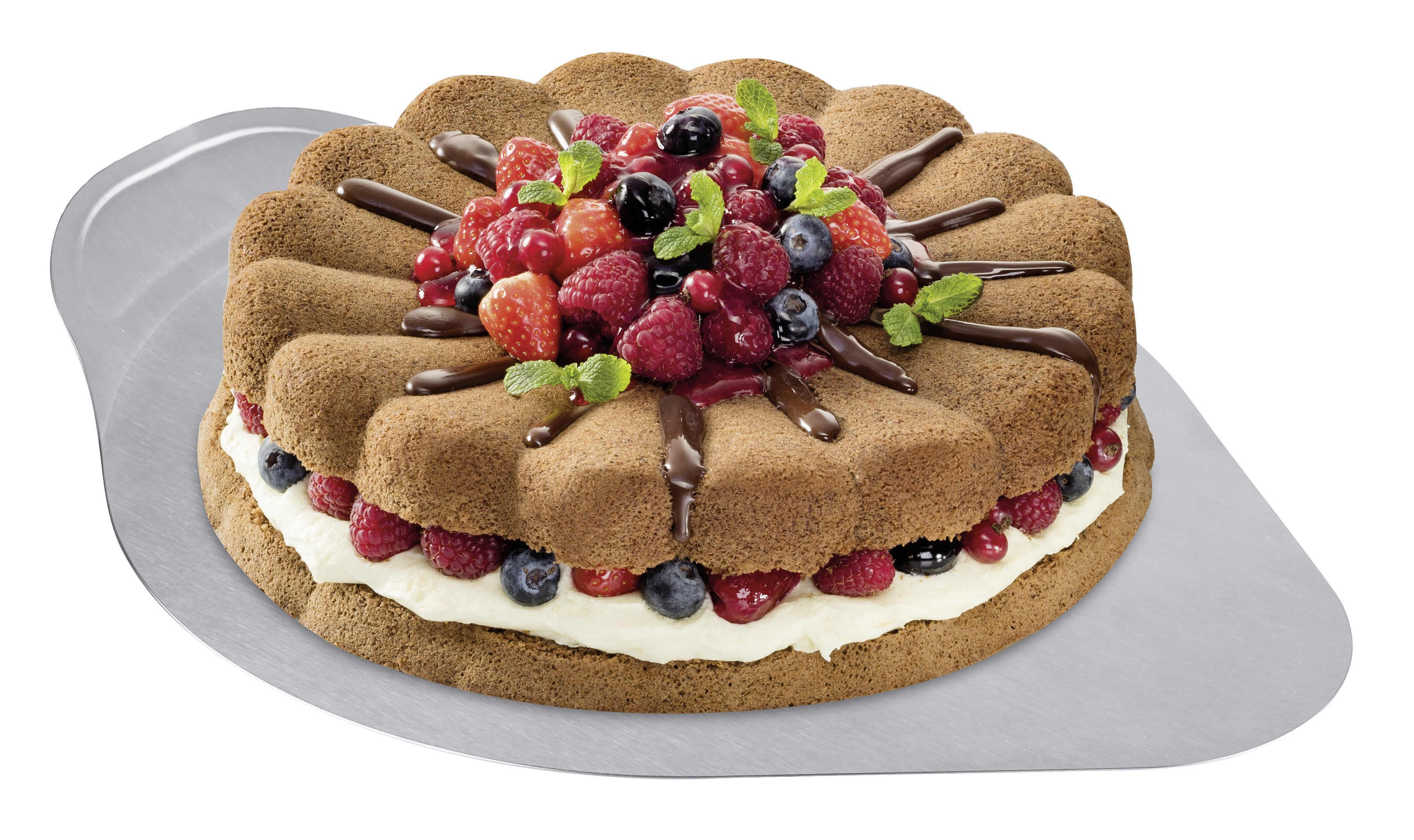 Ein blütenförmiger Kuchen mit Beeren und Sahne. Schokoladenguss. Silbernes Serviertablett. Weißer Hintergrund.