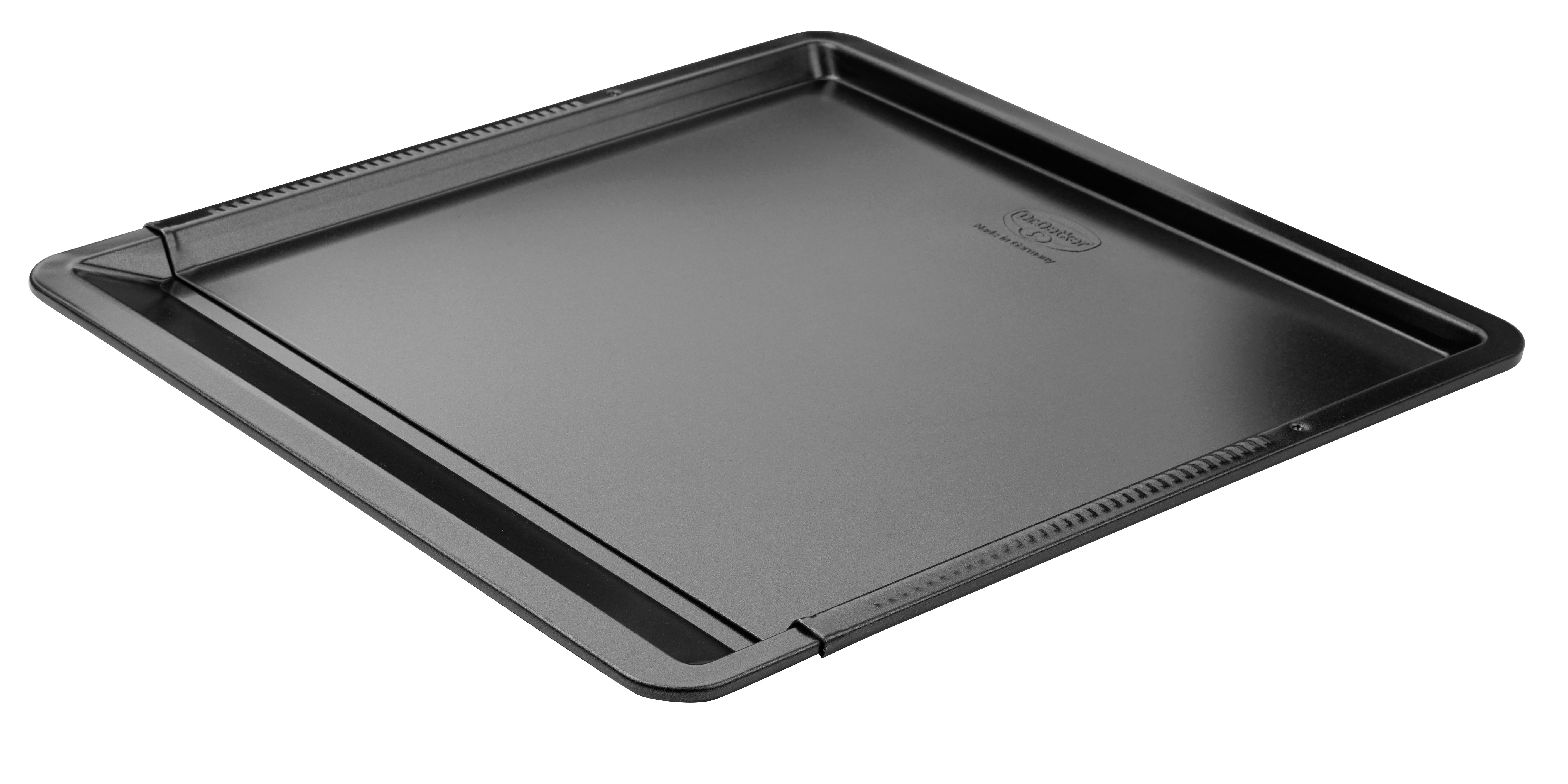 Ein schwarzes Dr. Oetker Backblech mit kleinen Griffen an den Seiten.