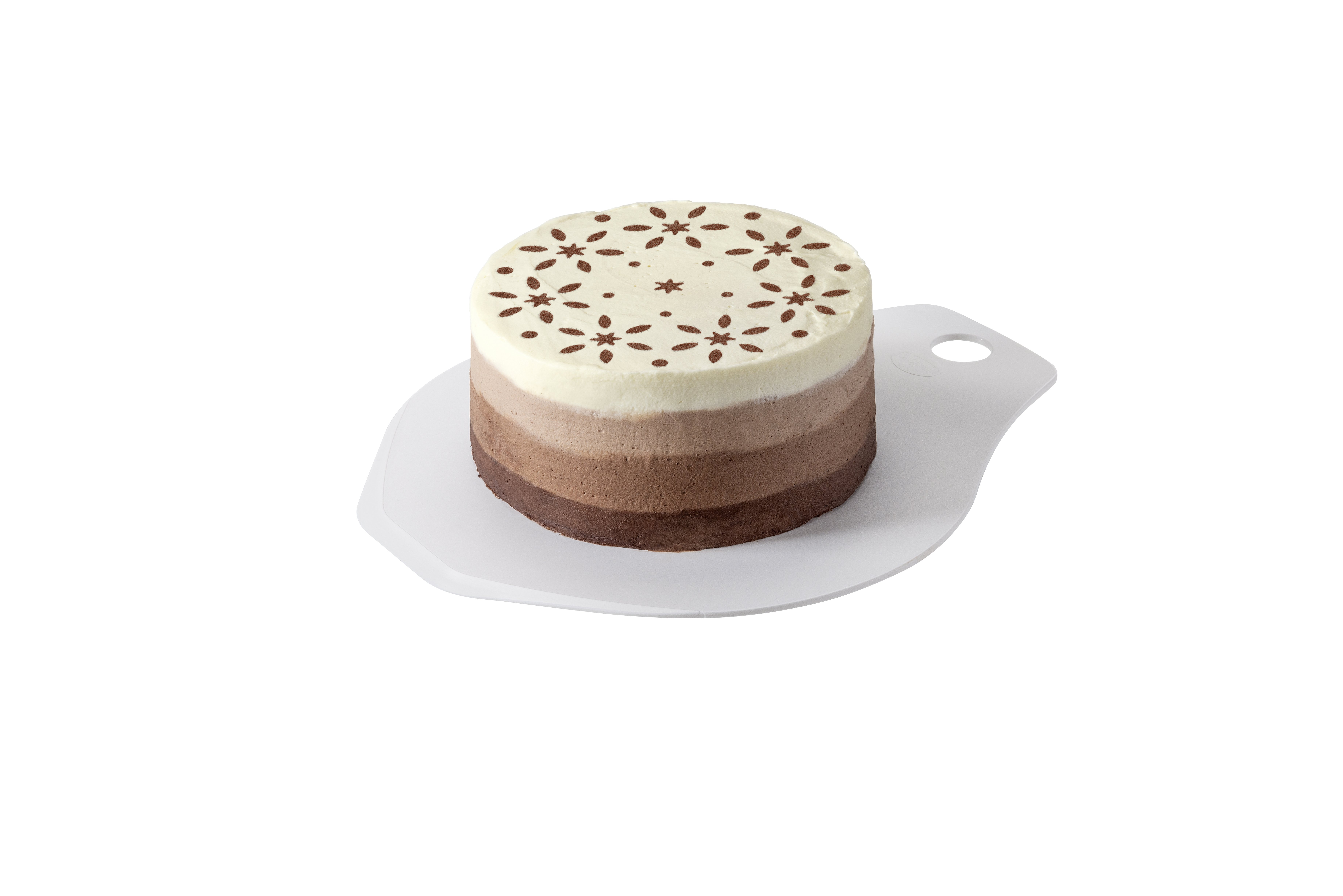 Ein dreischichtiger Kuchen auf einem weißen Servierbrett. Der Kuchen hat ein Blumendesign oben.
