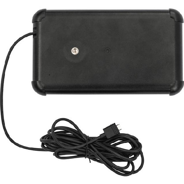 Un dispositivo rectangular negro con un cable. Tiene un agujero pequeño y un enchufe al final.
