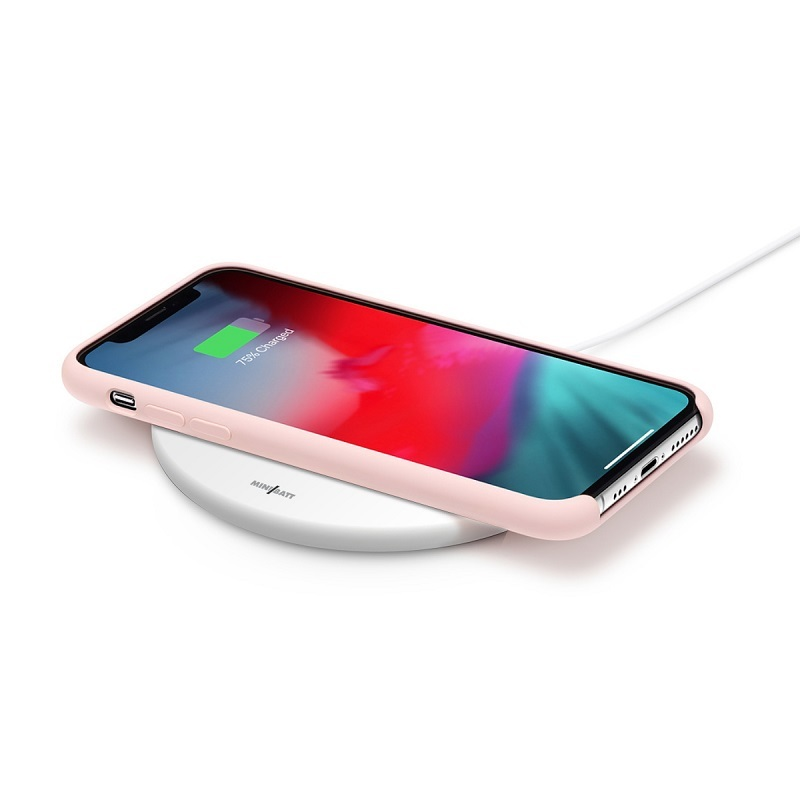 Rózsaszín telefon tokban, vezeték nélkül töltődik egy fehér töltőpaddal, 75%-os töltöttség ikonnal.