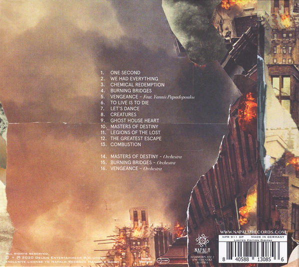 Rückseite einer CD. Text mit Songtiteln und einem Bild einer brennenden Stadt.