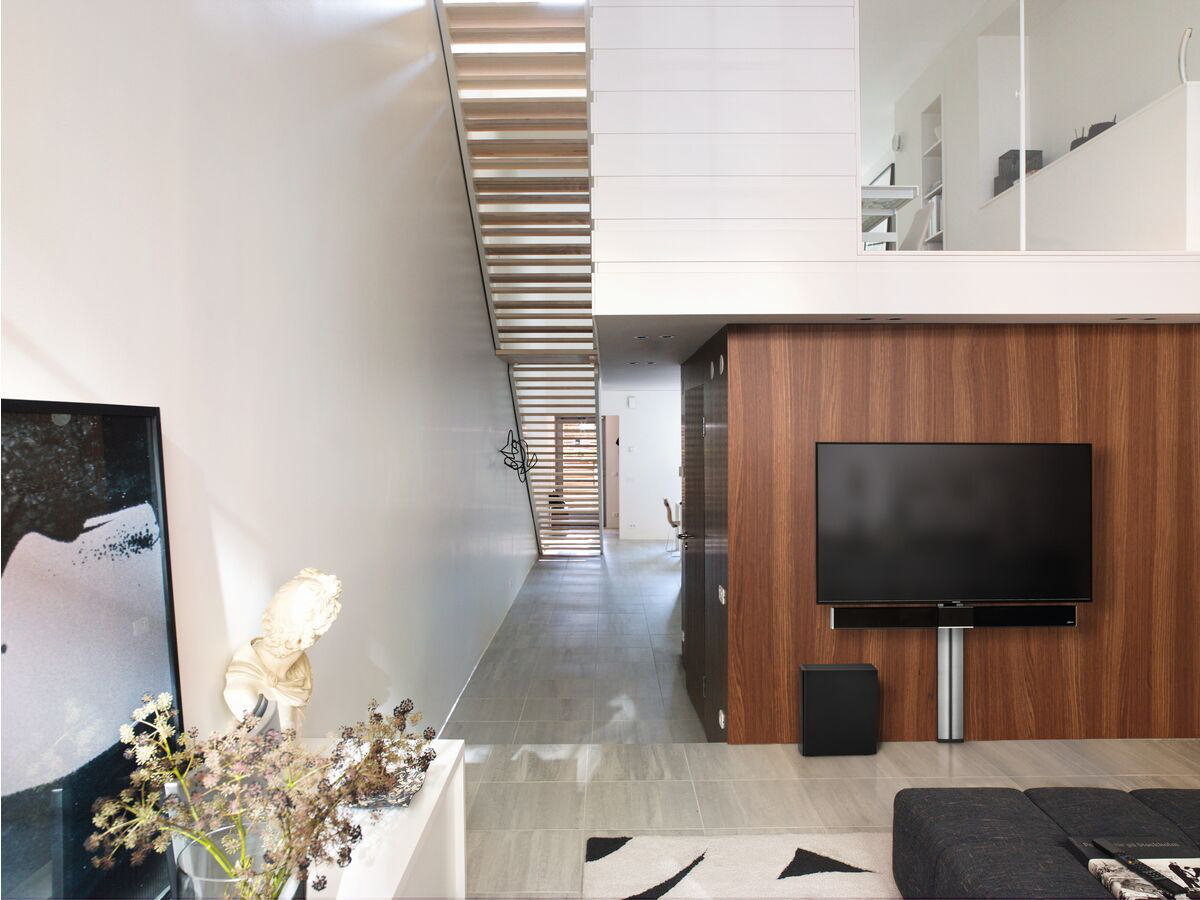 VOGEL´S Vogel's NEXT 8375 MotionSoundMount - Die TV-Wandhalterung mit integriertem Sound Wandhalterung, max. 65 Zoll, Schwarz