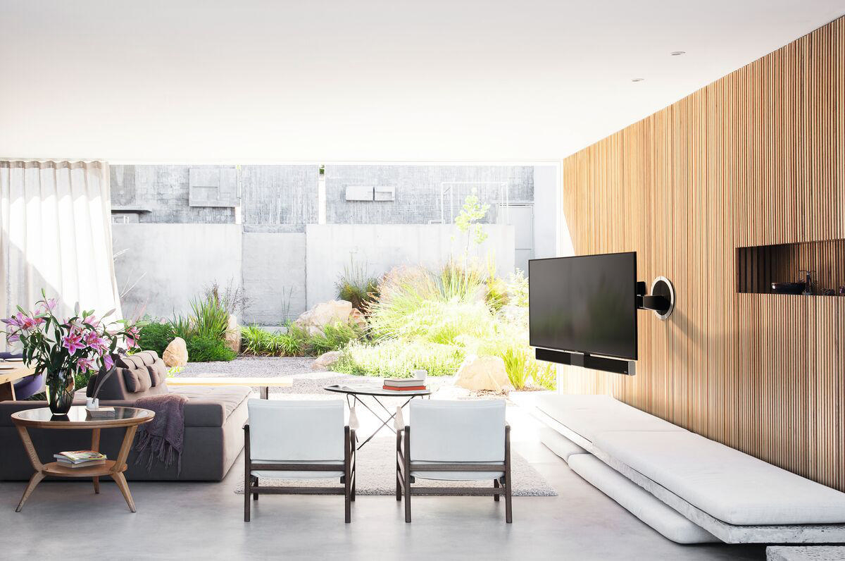 VOGEL´S Vogel's NEXT 8375 MotionSoundMount - Die TV-Wandhalterung mit integriertem Sound Wandhalterung, max. 65 Zoll, Schwarz