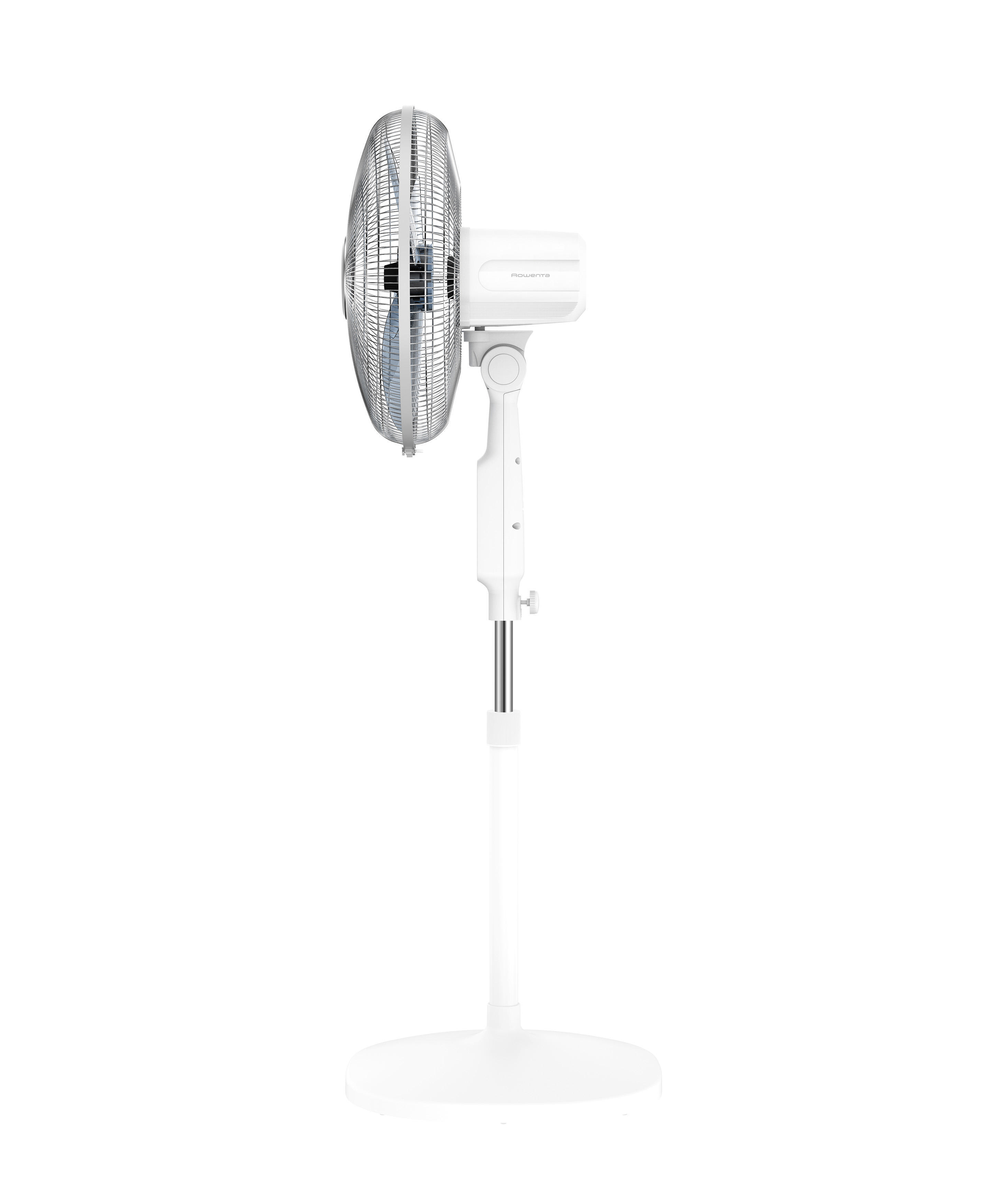 Weißer Rowenta Standventilator mit silbernem Lüfterkäfig, vor weißem Hintergrund.