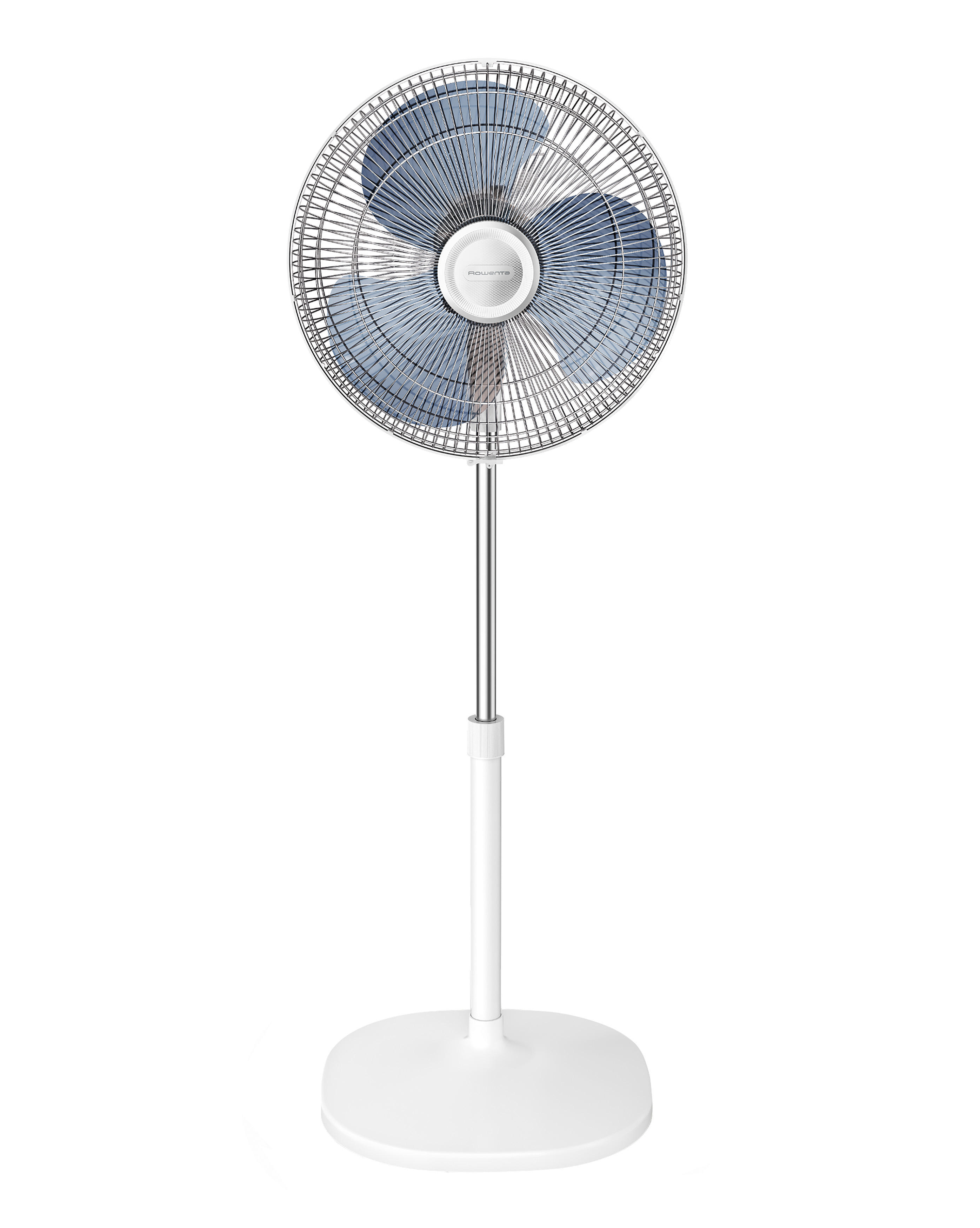 Ein weißer und silberner Standventilator mit blauen Lüfterblättern, isoliert auf Weiß.