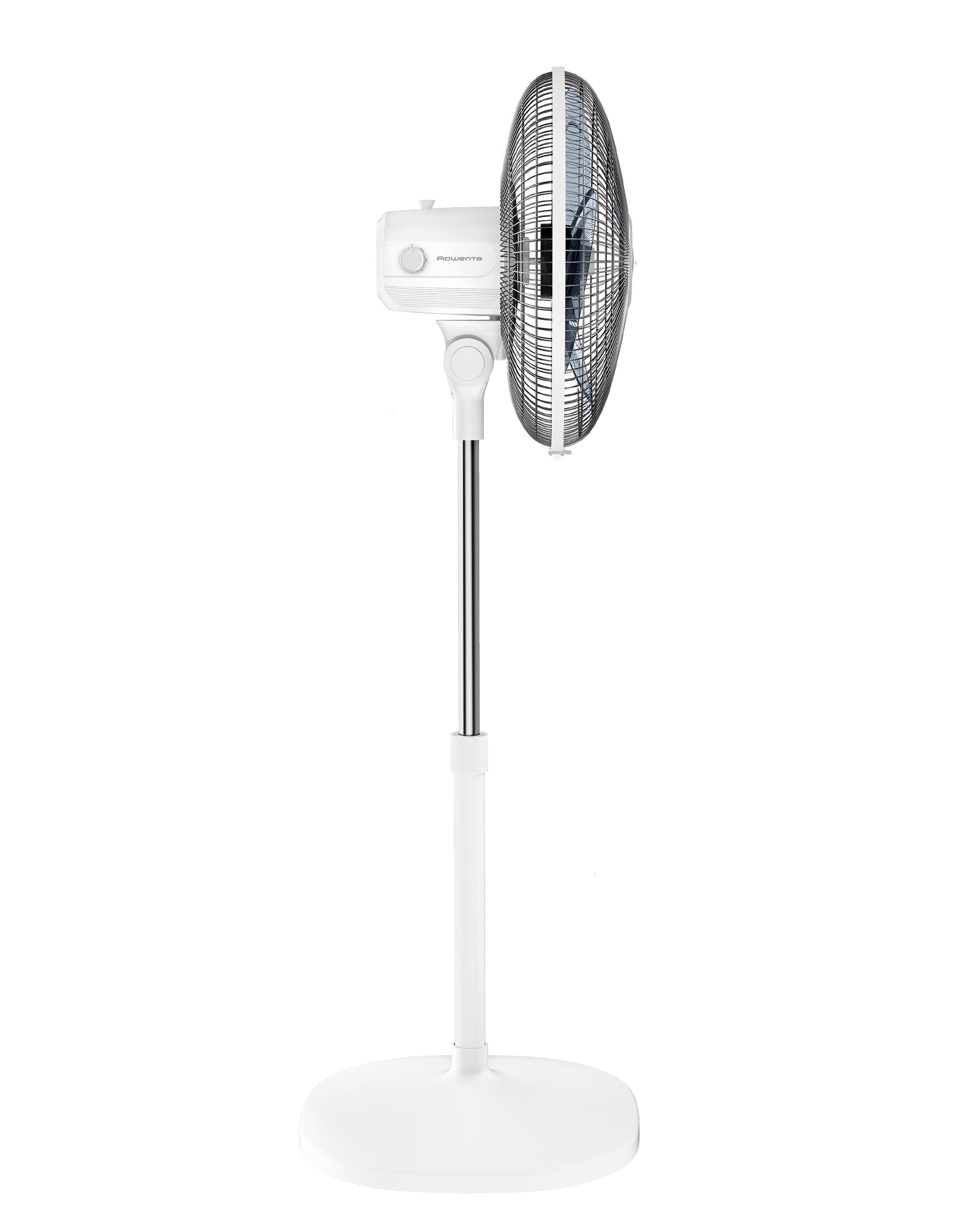 Weißer Standventilator, Seitenansicht, mit einer Chromstange.