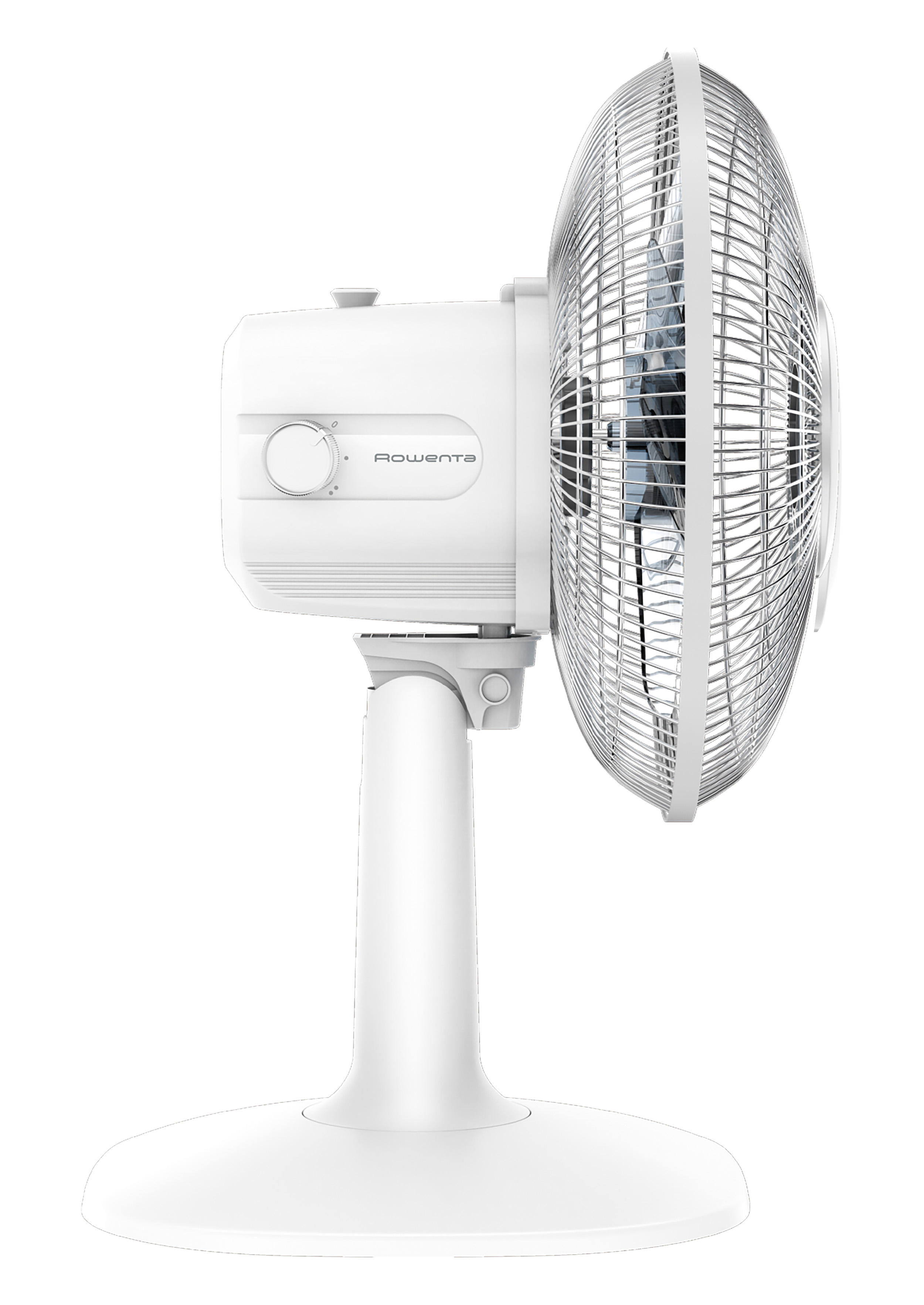 Weißer Standventilator mit rotierendem Kopf und sichtbaren Lüfterblättern, auf weißem Hintergrund.