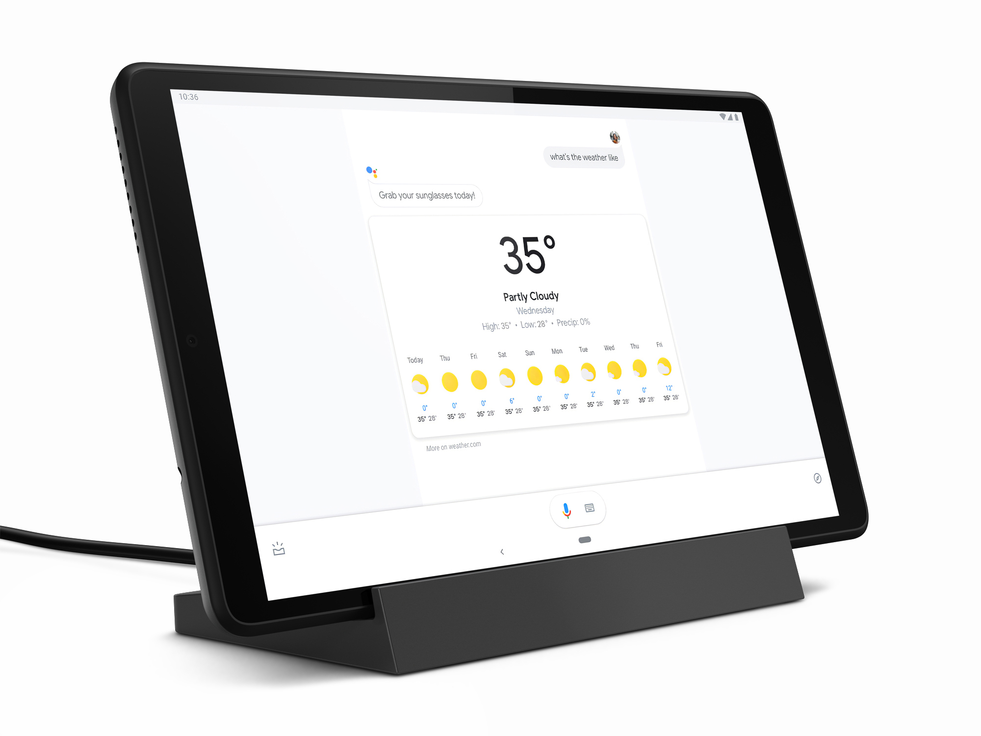Ein schwarzes Tablet auf einem Ständer zeigt eine Wetter-App mit 35 Grad an. Weißer Hintergrund.