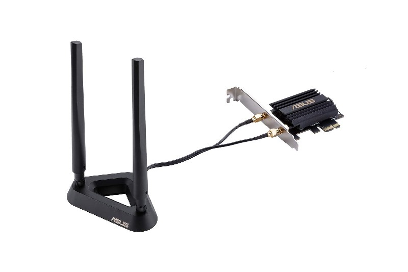 Antenas negras en base conectadas a una tarjeta PC negra y plateada.