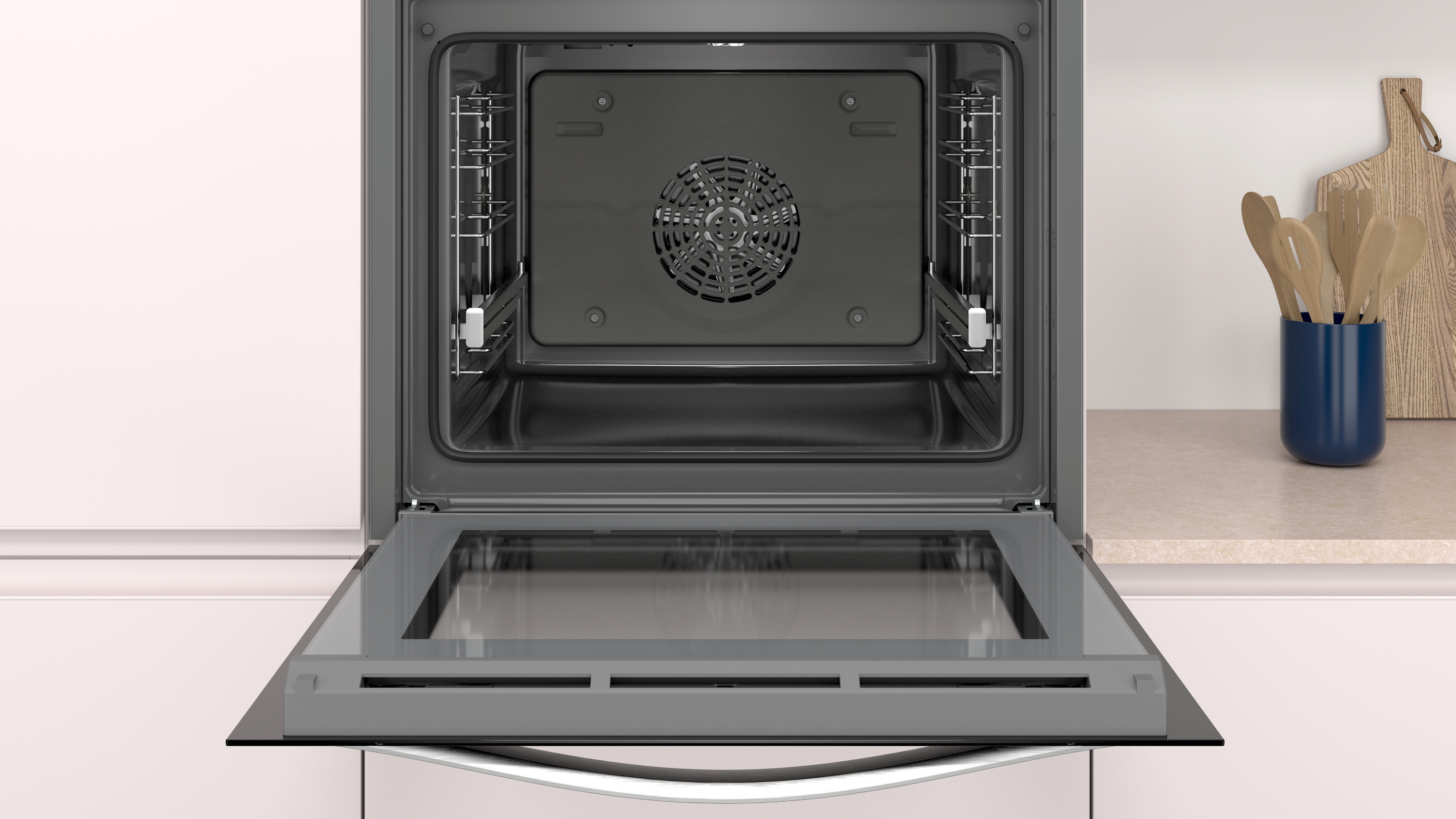 Un horno abierto con la puerta abajo. Interior con ventilador.