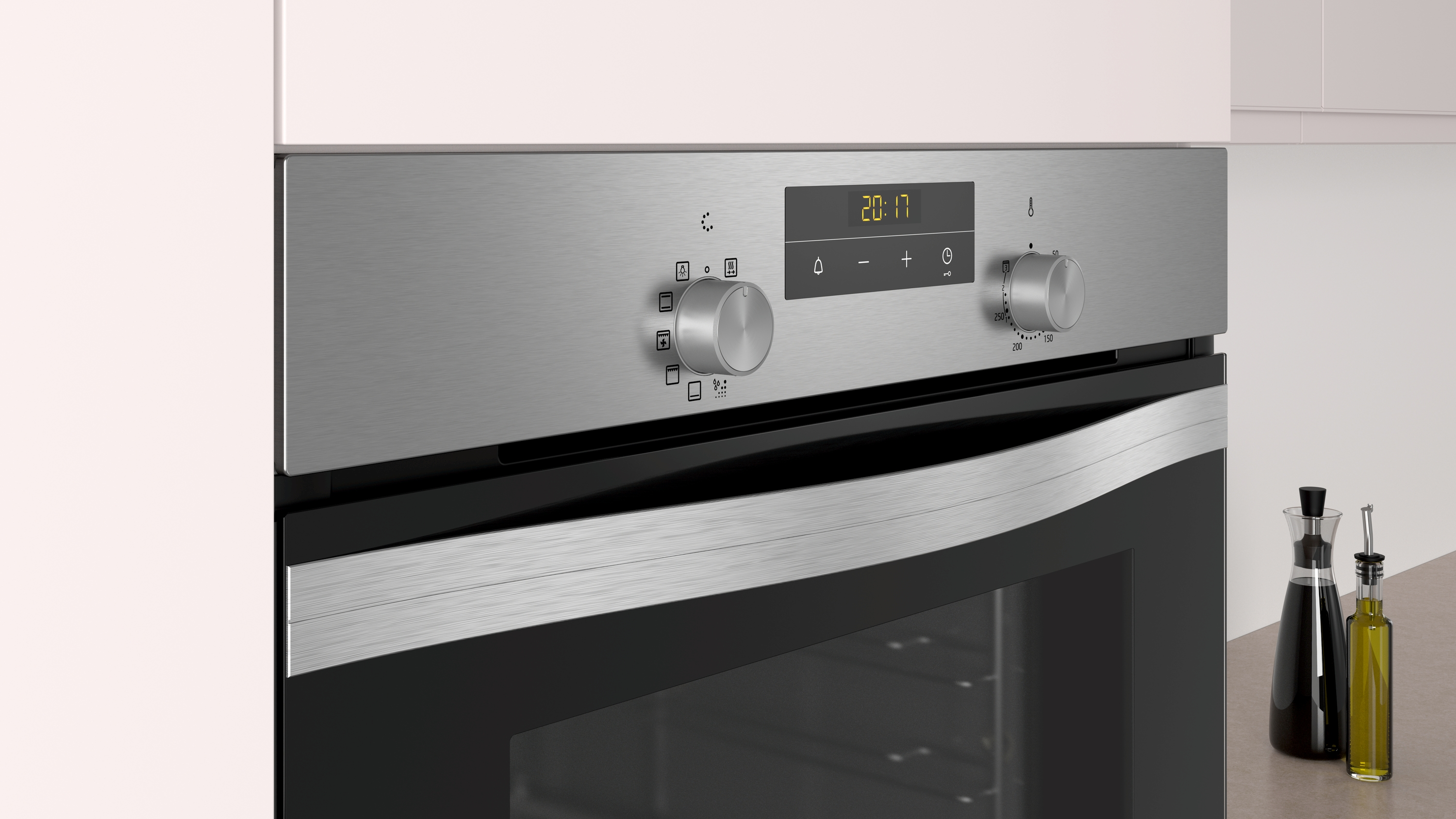 Panel de horno plateado con perillas, un reloj digital y una puerta de horno abierta.